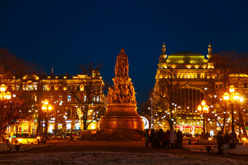 Obraz premium Nevsky Prospect and the Monument to Catherine the Great. Festive New Year and Christmas decorations.