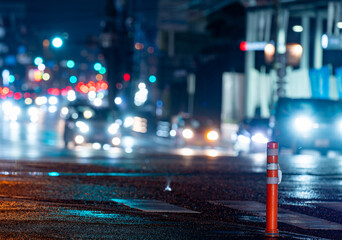 行き交う車列の夜景