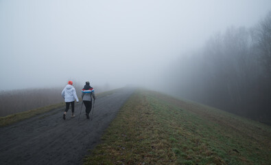 spacer dwóch przyjaciółek we mgle trekking © Mariusz Sowula