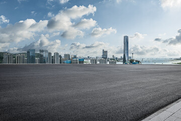Obraz premium Empty asphalt road and modern city skyline with skyscrapers.