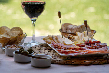 Deliciosa picada de quesos y embutidos premium, acompañada de una buena copa de vino	