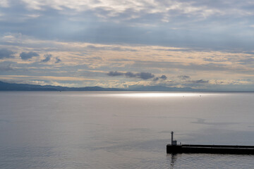 冬の朝、海と灯台のある風景