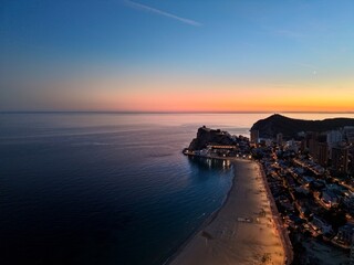 Fototapeta premium aerial scene of coastal serenity, scenic drone shot capturing tranquil seaside during twilight hours