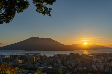 城山公園から見た朝日に照らされる桜島