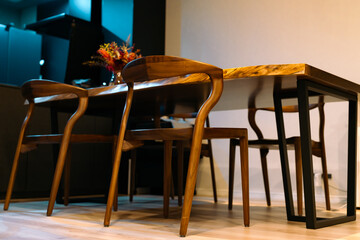 シックなリビングダイニングルームに素敵なウォールナット無垢一枚板のダイニングテーブルと座りごごちの良い木製の椅子