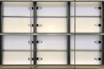 Panneaux photovolta&iuml;ques vu de dessous.