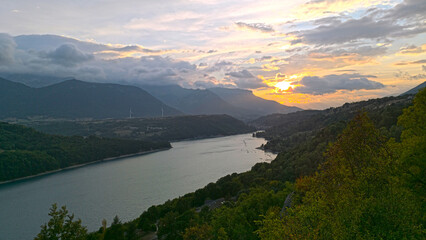 coucher de soleil sur le lac du Sautet