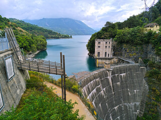 Barrage sur le lac du Sautet