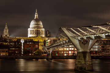 Fototapeta premium St Pauls cathedral & Millennium Bridge