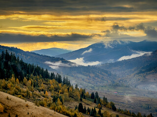 Obraz premium Sunny Autumn Carpathians with Puffy White During The Sunset