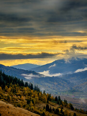 Obraz premium Sunny Autumn Carpathians with Puffy White During The Sunset