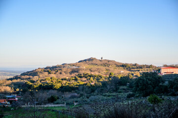 Obraz premium Sunlit hill in Montanchez Sierra