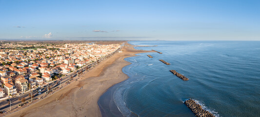 Valras plage et l'embouchure de l'Orb dans l'H&eacute;rault en Occitanie (France)