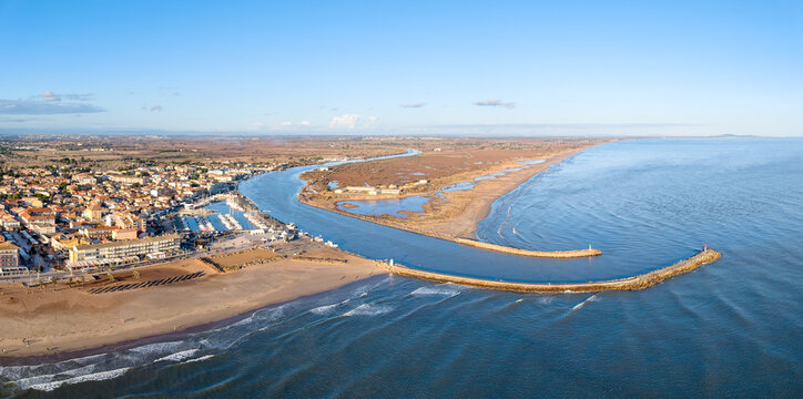 Valras plage et l'embouchure de l'Orb dans l'H&eacute;rault en Occitanie (France)