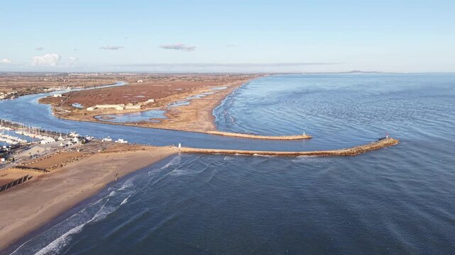 Valras plage et l'embouchure de l'Orb dans l'H&eacute;rault en Occitanie (France)