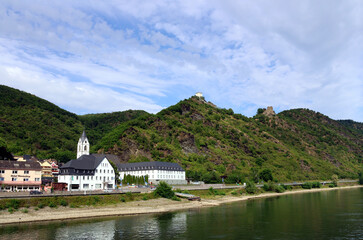Blick vom Rhein im Oberen Mittelrheintal auf das Wallfahrtskloster Kamp-Bornhofen sowie auf die Burg Liebenstein (links oben) und die Burg Sterrenberg. Aussicht von einem Ausflugschiff zur Loreley. 