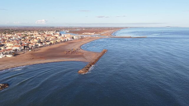 Valras plage et l'embouchure de l'Orb dans l'H&eacute;rault en Occitanie (France)