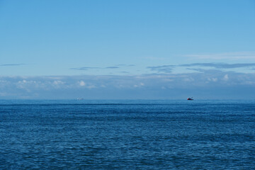 Obraz premium Serene Blue Sea and Clear Blue Sky Horizon: Minimal Nature Background with Ample Copy Space