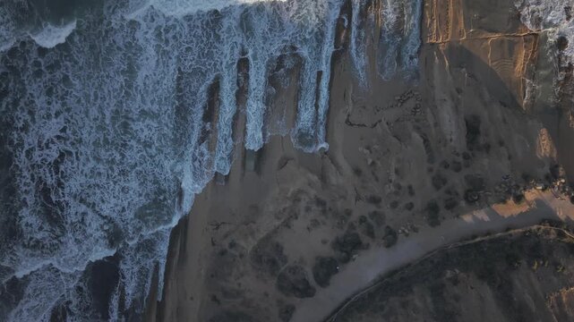 Vista a&eacute;rea cenital grabada con dron de los estratos rocosos del Mioceno en el Cabo de la Huerta, en la costa mediterr&aacute;nea de Espa&ntilde;a. Formato Cine Log  M sin procesar