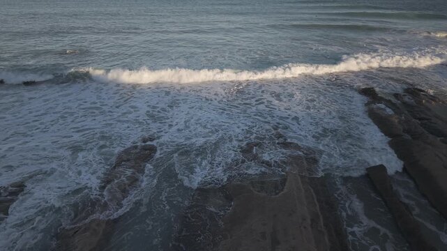 Vista a&eacute;rea cenital grabada con dron de los estratos rocosos del Mioceno en el Cabo de la Huerta, en la costa mediterr&aacute;nea de Espa&ntilde;a. Formato Cine Log  M sin procesar