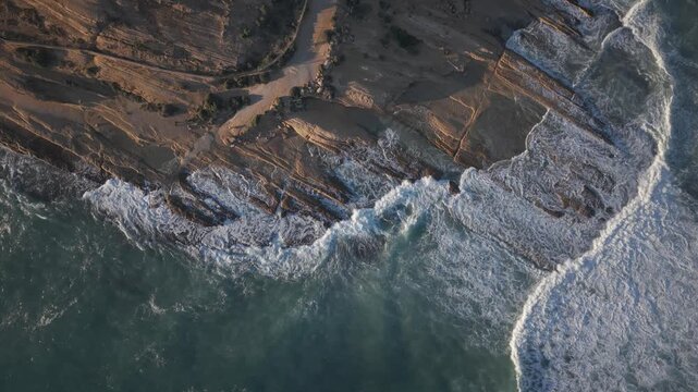 Vista a&eacute;rea cenital grabada con dron de los estratos rocosos del Mioceno en el Cabo de la Huerta, en la costa mediterr&aacute;nea de Espa&ntilde;a. Formato Cine Log  M sin procesar