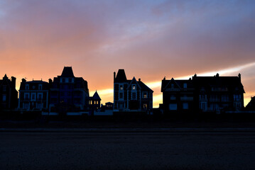 Plage de Saint-Malo le matin en hiver, fa&ccedil;ades &agrave; contre-jour et soleil traversant