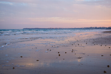 Plage de Saint-Malo le matin en hiver, &eacute;cume