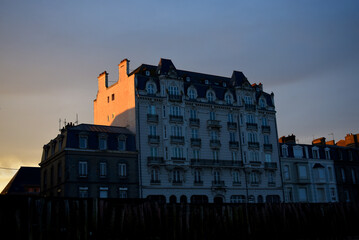 Plage de Saint-Malo le matin en hiver, fa&ccedil;ades &agrave; contre-jour et soleil traversant