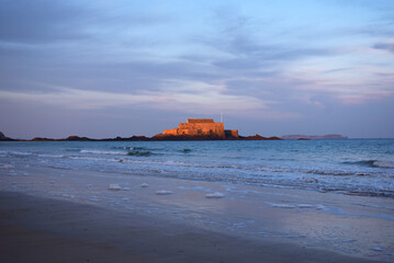 Plage de Saint-Malo le matin en hiver, fort National