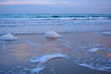 Plage de Saint-Malo le matin en hiver, &eacute;cume