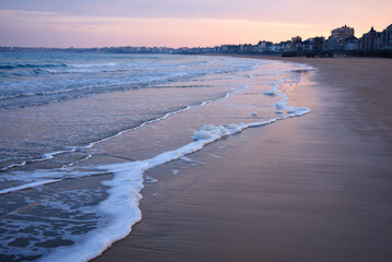 Plage de Saint-Malo le matin en hiver, &eacute;cume
