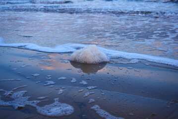 Plage de Saint-Malo le matin en hiver, &eacute;cume