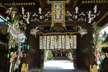 夏の北野天満宮　三光門から眺める拝殿(京都市上京区)