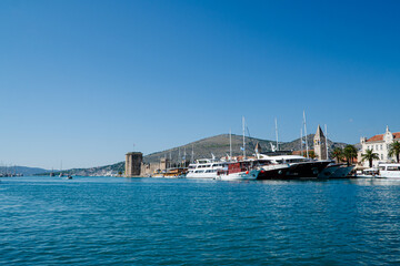 Trogir –zabytkowe miasto w Chorwacji, w żupanii splicko-dalmatyńskiej. Jest miastem portowym położonym na wybrzeżu Morza Adriatyckiego, licznie odwiedzane przez turystów z całego świata. © Franciszek