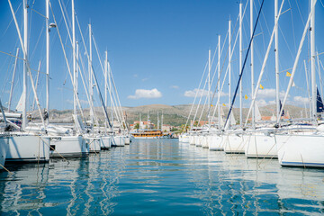 Trogir –zabytkowe miasto w Chorwacji, w żupanii splicko-dalmatyńskiej. Jest miastem portowym położonym na wybrzeżu Morza Adriatyckiego, licznie odwiedzane przez turystów z całego świata. © Franciszek