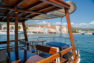 Trogir –zabytkowe miasto w Chorwacji, w żupanii splicko-dalmatyńskiej. Jest miastem portowym położonym na wybrzeżu Morza Adriatyckiego, licznie odwiedzane przez turystów z całego świata. © Franciszek