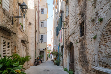 Trogir –zabytkowe miasto w Chorwacji, w żupanii splicko-dalmatyńskiej. Jest miastem portowym położonym na wybrzeżu Morza Adriatyckiego, licznie odwiedzane przez turystów z całego świata. © Franciszek