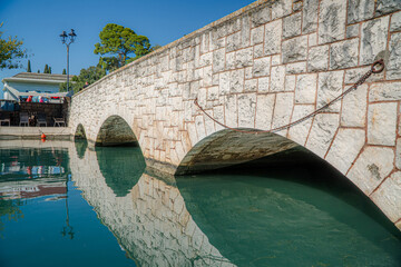 Trogir –zabytkowe miasto w Chorwacji, w żupanii splicko-dalmatyńskiej. Jest miastem portowym położonym na wybrzeżu Morza Adriatyckiego, licznie odwiedzane przez turystów z całego świata. © Franciszek