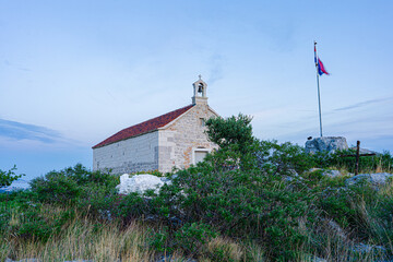 Kapliczka, kości&oacute;ł na g&oacute;rze w Chorwacji z pięknym widokiem na Morze Śr&oacute;dziemne, w okolicy Trogiru.