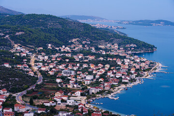 Wybrzeże Morza Adriatyckiego w Chorwacji, wieczorem w okolicy Trogiru w Marinie wieczorem. Liczne wyspy i zatoki Chorwackie. © Franciszek