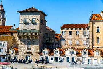 Trogir –zabytkowe miasto w Chorwacji, w żupanii splicko-dalmatyńskiej. Jest miastem portowym położonym na wybrzeżu Morza Adriatyckiego, licznie odwiedzane przez turystów z całego świata. © Franciszek