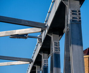 Nahaufnahme einer Stahlbr&uuml;ckenkonstruktion