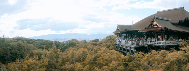 Obraz premium An ultra-wide panoramic view of the Kiyomizu-dera Temple wooden stage and the Kyoto city skyline