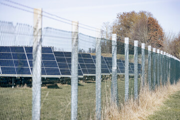 Warnschild an Photovoltaik-Freifl&auml;chenanlage