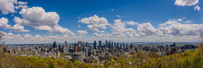 Obraz premium Panoramic view of downtown Montreal skyline under cloudy blue sky