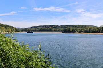Fototapeta premium Sonniger Spätsommertag an der Möhnetalsperre im Sauerland 