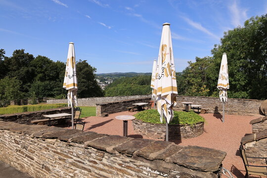 Impressionen von Burg Schnellenberg oberhalb der Stadt Attendorn im Sauerland	