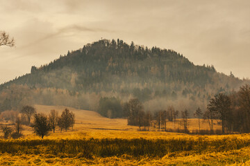 Krzyżna Góra w Karpnikach - Rudawy Janowickie, podczas roztopów po zimie, brązowowe, rude krajobrazy Gór Sokolich © krzys ser