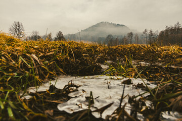 Krzyżna Góra w Karpnikach - Rudawy Janowickie, podczas roztopów po zimie, brązowowe, rude krajobrazy Gór Sokolich © krzys ser