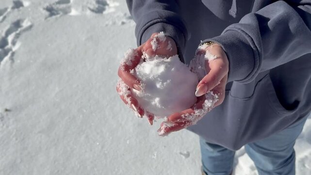 Mujer golpeada por bola de nieve 